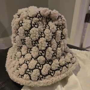 Gucci Cream and Black Fleece Textured Bucket Hat